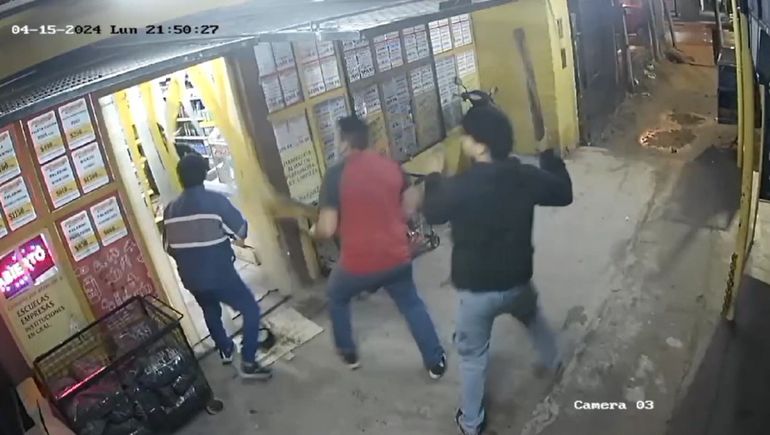 Por el vuelto vuelto: un cliente agredió a palazos al cajero de un mercado