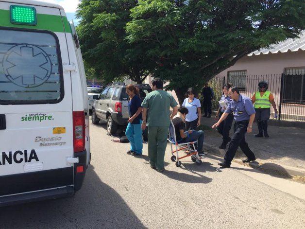 Escapaba de un control de tránsito y lo chocó un auto que se dio a la fuga