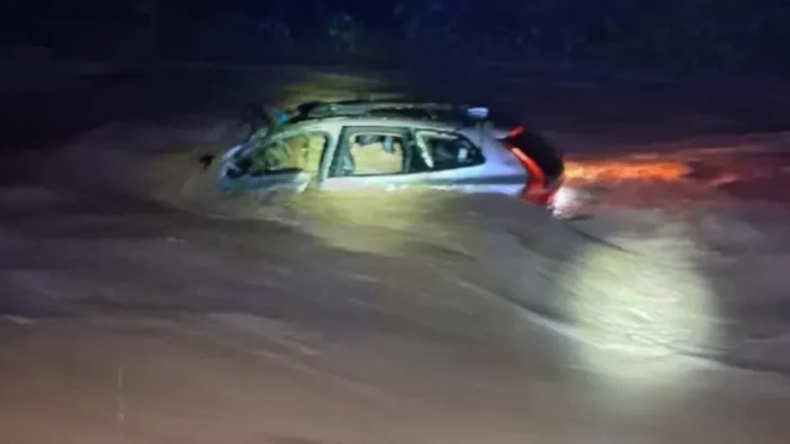 El vehículo quedó completamente destruido después de ser arrastrado por la crecida durante el temporal. | LMCipolletti.com El vehículo quedó completamente destruido después de ser arrastrado por la crecida durante el temporal.