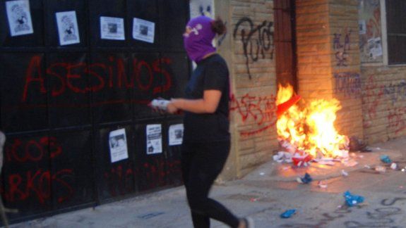 La Policía intenta identificar a quienes tiraron piedras contra la comisaría.