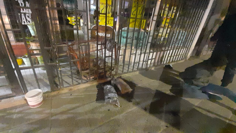Un sujeto intentó robar bolsas de carbón y leña en una fiambrería de Cipolletti.