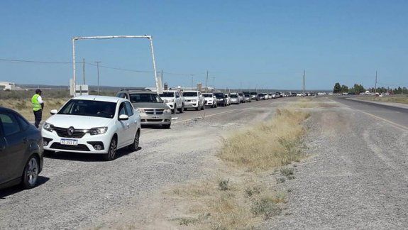 El control de acceso a Las Grutas. Estiman que en el momento de mayor concentración hubo más de 150 vehículos. Después lo solucionaron.&nbsp; &nbsp;