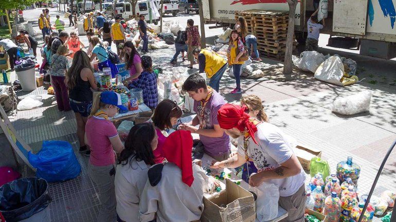 La solidaridad cipoleña copó la plaza: juntaron miles de tapitas para el Hospital Garraham