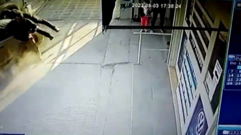 Las impactantes imágenes del camión que embistió a dos personas en la vereda de Alem