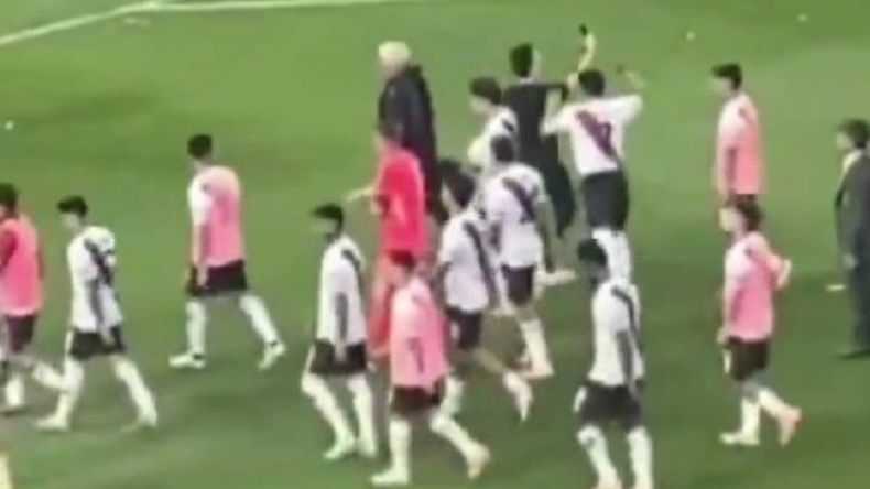 La impactante piña de Maximiliano Salas a una persona que filmaba la salida de River tras la derrota ante Boca | LMCipolletti.com La impactante piña de Maximiliano Salas a una persona que filmaba la salida de River tras la derrota ante Boca