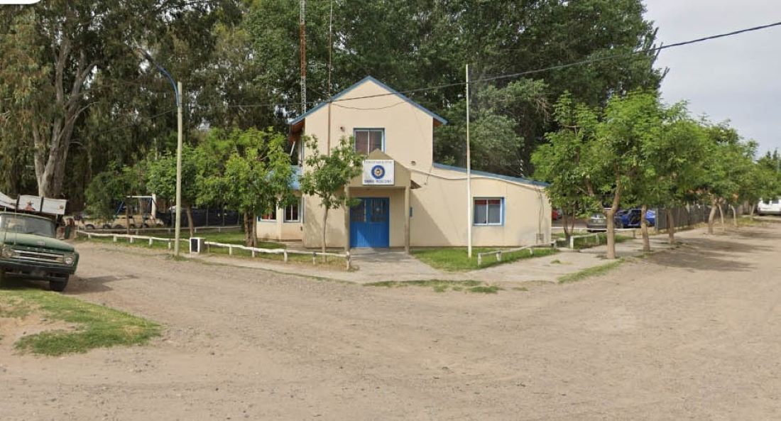 Un niño entró ensangrentado a la unidad policial y dijo que su padre había atacado a su madre, que estaba herida en un auto. El hombre fue detenido.&nbsp;
