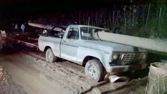 Milagro: un caño atravesó su camioneta y se salvó 