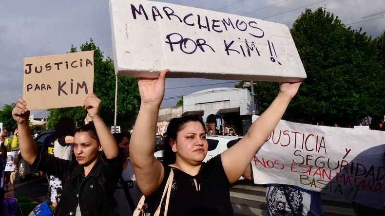 Caos en La Plata: vecinos se movilizaron tras el crimen de Kim Gómez e hicieron destrozos en la Municipalidad