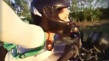 inconsciente: se filmo manejando en la ruta acostada sobre la moto y lo subio a facebook