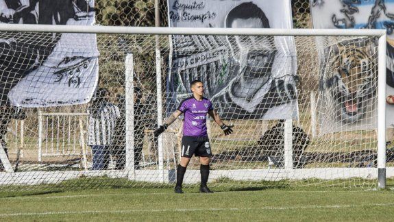 Verón en el arco de Cipolletti, el domingo ante Desamparados de San Juan.