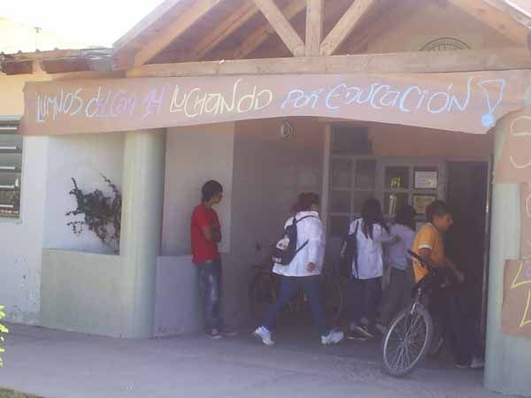 Estudiantes del CEM 14 protestaron por faltante de sillas y mesas