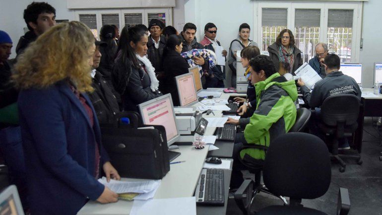 Se radican 3 venezolanos por día en la provincia de Neuquén