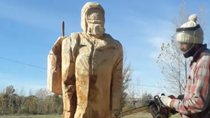 Juan Salvo, el protagonista de El Eternauta fue tallado en madera por un artista de General Conesa.