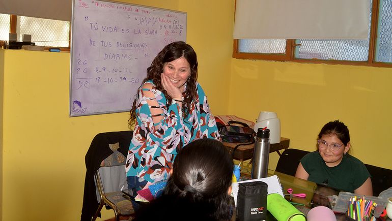 La poeta santafecina y ahora cipoleña Aurora Feulien ha convertido su taller Te escucho a través de la papel en un lugar de encuentro para preadolescentes