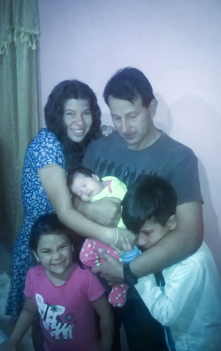 Tadeo y Divaio, al despedirse de Luzmila, Thaily y Sharlot, recién nacida, para venirse a la Argentina. 