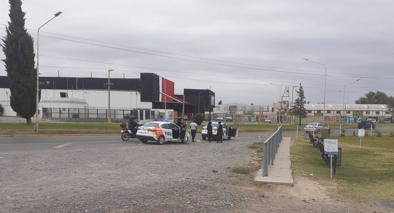 Los efectivos rionegrinos cruzaron el puente en busca de los sospechosos. Contaron con el acompañamiento de policías de Neuquén.&nbsp;