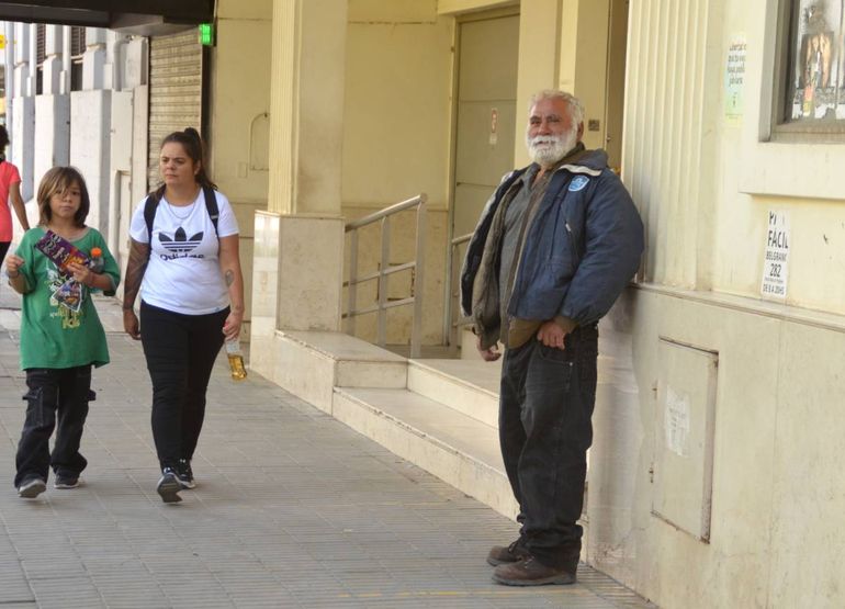 La solidaridad de los vecinos le sacó una sonrisa al gran Benito. Foto Antonio Spagnuolo.