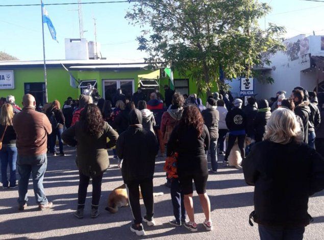 Escrachan al acusado de un violento asalto en Las Grutas