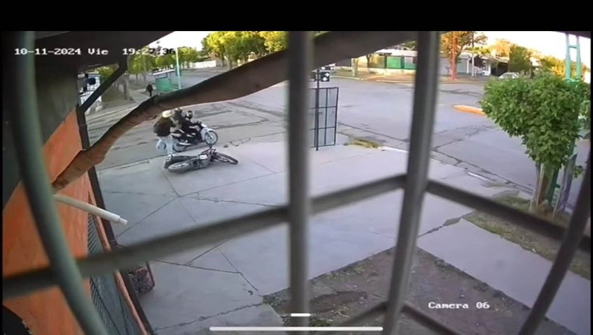 El dueño de la moto salió desesperado al ver que se la querían robar. Los ladrones escaparon. Todo quedó grabado por una cámara de seguridad.&nbsp;