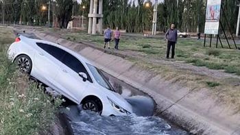 auto cayó al canal 1.jpeg