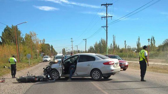 Dobló en U en la Ruta Chica y chocó a un motociclista