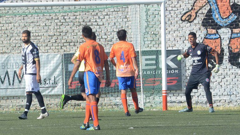 Taborda y el lamento después de que Paniccia le atajara el penal en el último clásico frente a Deportivo Roca.&nbsp;