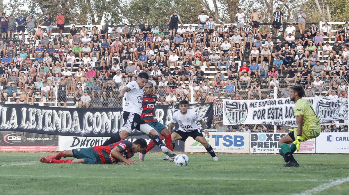 Cabral en acción dentro del área. Su primer gol en Cipolletti.