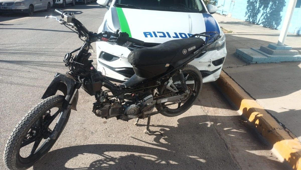 La moto secuestrada por la policía de Fernández Oro. La encontraron en el hospital, donde llegó un hombre herido a golpes.&nbsp;