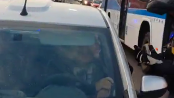La policía retuvo al hombre, pero lo dejaron marcharse, según denuncian los manifestantes.