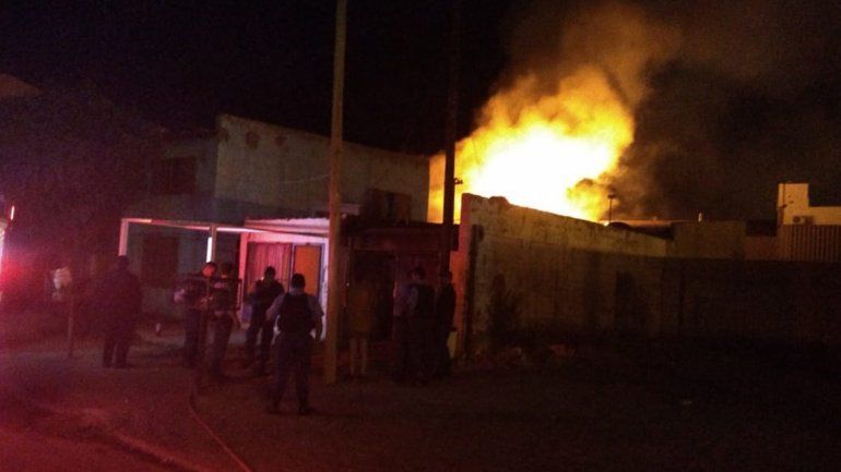Se les incendió la casa mientras dormían y murieron tres personas en Cutral Co