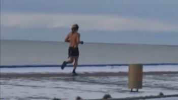 Ariel León desafiando la ola polar por la costanera de Río Galle