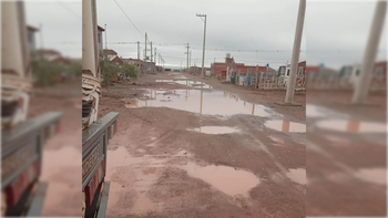 Las calles de Las Perlas, todas de tierra, nunca están en mejores condiciones. La lluvia y el tránsito vehicular cada vez más intenso las deteriora sin pausa. Ahora, vecinos perlenses quieren conocer el impacto ambiental del transporte de áridos. Las calles de Las Perlas, todas de tierra, nunca están en mejores condiciones. La lluvia y el tránsito vehicular cada vez más intenso las deteriora sin pausa. Ahora, vecinos perlenses quieren conocer el impacto ambiental del transporte de áridos.