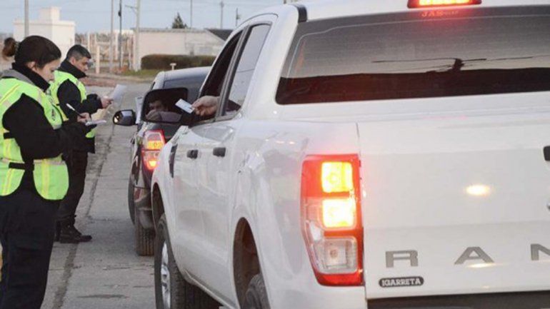 Una automovilista alcoholizada atropello a un policial y escapó copy