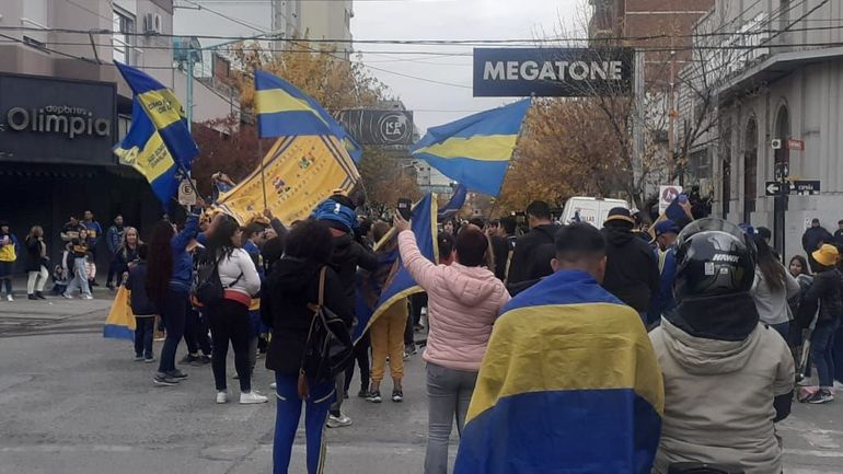 Los hinchas de Boca, tras el pitazo final, se concentraron para festejar como es tradicional en España y Roca. 