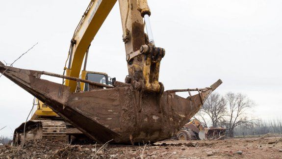 Máquinas y operarios de la empresa Luciano SA trabajan en la intersección de la Ruta 151 y la Circunvalación Arturo Illia, donde construirán una rotonda.