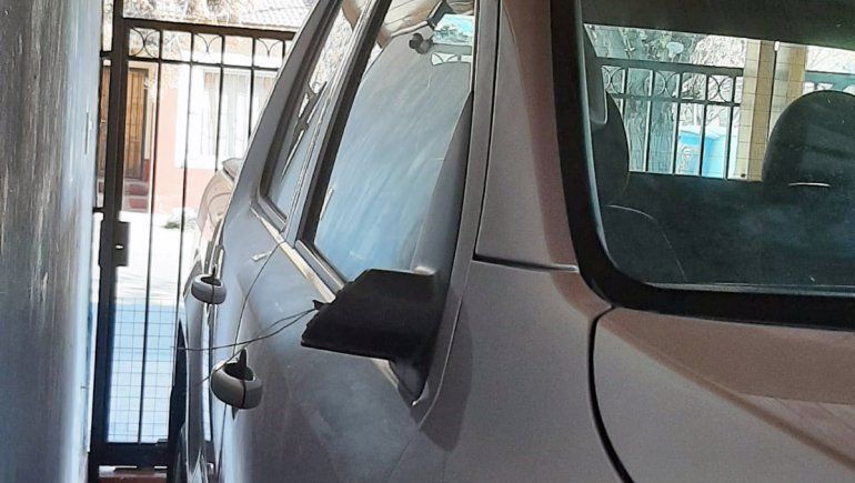 Vio a su hijo robar el espejo de una Amarok en un video, ubicó a la víctima y le pidió perdón