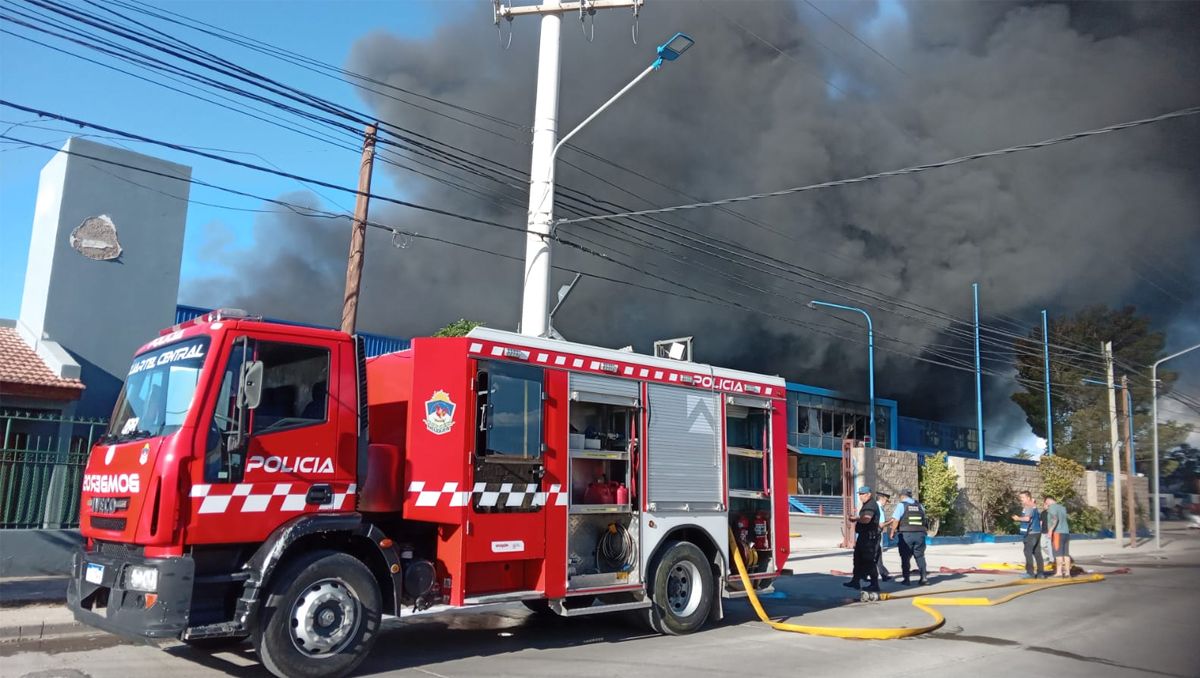Impresionante incendio se desató en una empresa de transporte