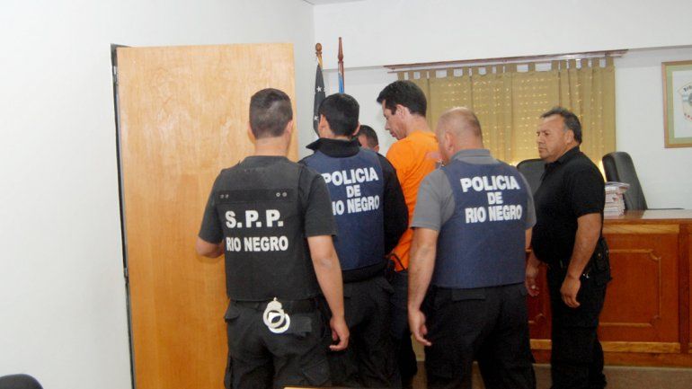 Agentes penitenciarios y policías escoltaron ayer a José Zapata tras la lectura del fallo en la Cámara Primera. 