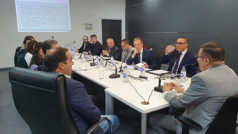 Buscan incorporar un procedimiento para juzgar el acoso y la violencia laboral