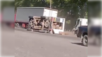 El siniestro se produjo a la altura de General Roca y la pérdida de la carga generó inconvenientes en el tránsito.