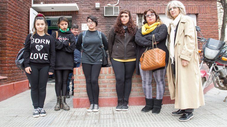 Estudiantes y autoridades de la UNCo acompañaron ayer a una de las víctimas mientras realizaba la denuncia en la Fiscalía.