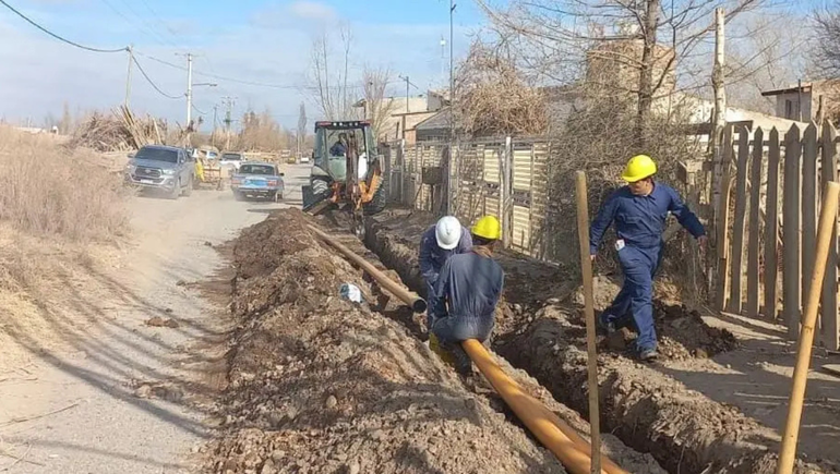 Comenzaron las obras de ampliación de la red de gas para el barrio puente 83 de Cipolletti.