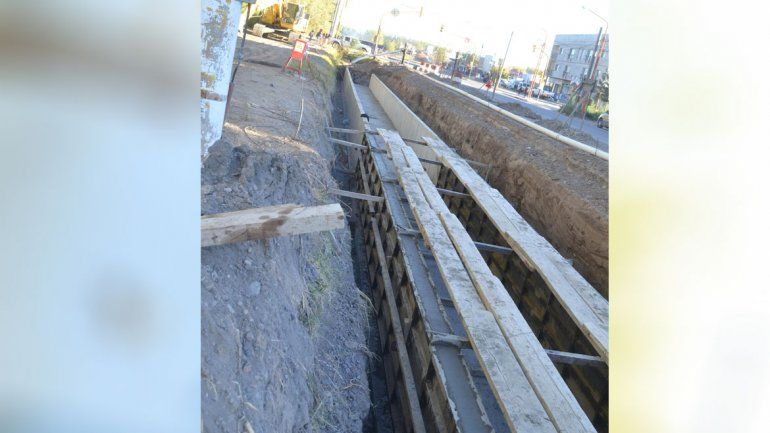 El pluvial de la zona este avanza en medio del caos