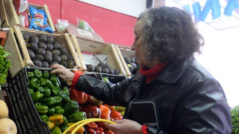 La gente se queja y cuida el bolsillo
