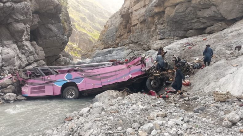 El accidente se originó cuando el conductor perdió el control del micro mientras transitaba por una ruta de montaña. | LMCipolletti.com El accidente se originó cuando el conductor perdió el control del micro mientras transitaba por una ruta de montaña.