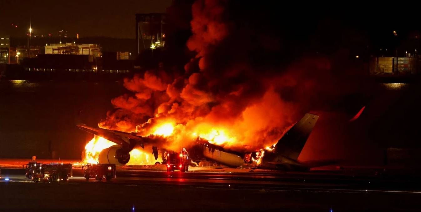 Un avión de la se incendió en una pista del aeropuerto internacional de Tokio Haneda, Japón. El accidente se habría producido por un posible choque con otra aeronave. Foto: Google.