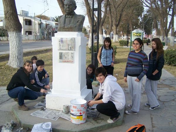 Jóvenes buscan restaurar los monumentos en Allen