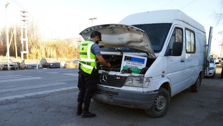 Atraparon a un cipoleño manejando una trafic con patentes truchas