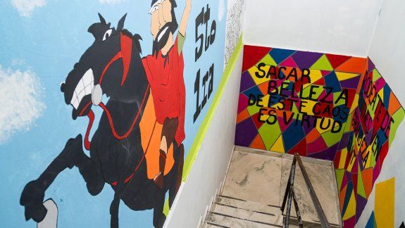 Cada curso, de primero a quinto año, pintó un mural en los pasillos que conducen a la biblioteca, que funciona en el segundo piso.