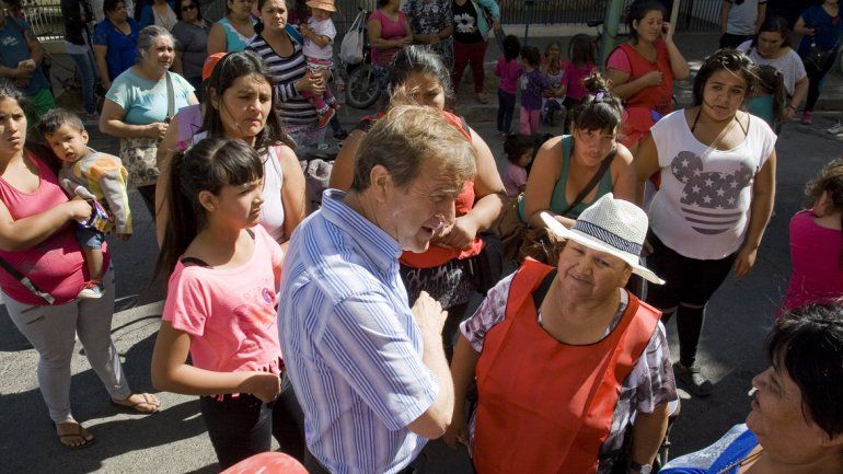 El intendente Tortoriello observó la columna desde su despacho y bajó a dialogar con los manifestantes.